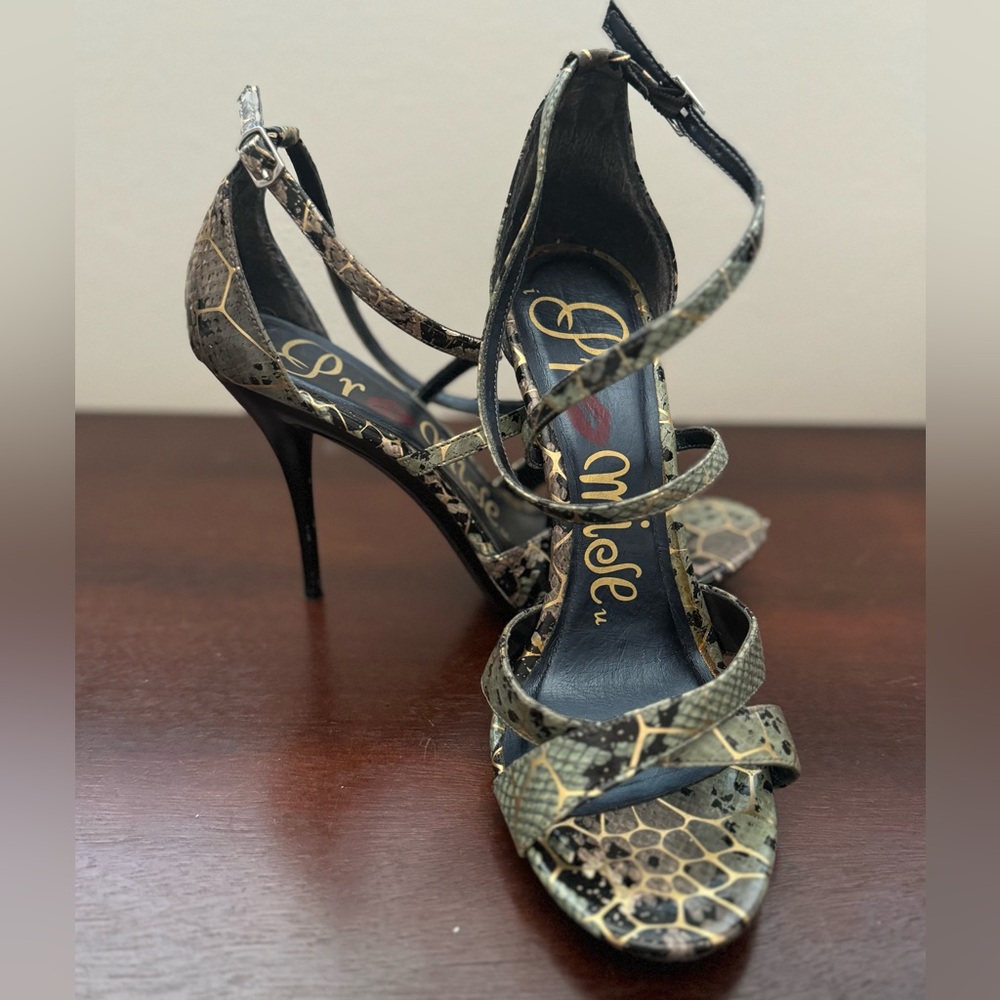 Promise U brand snake skin look (faux) stiletto heels. Womens Size 10.